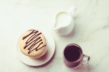 Tatlı ve beyaz mermer arka plan/kahve cam tatlı ile süt ve süt beyaz mermer zemin üzerine kahve cam. Üstten görünüm