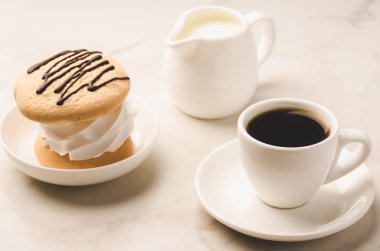 Tatlı ve beyaz mermer arka plan/kahve tatlı ile süt ve süt beyaz mermer zemin üzerinde kahve. Seçici focu