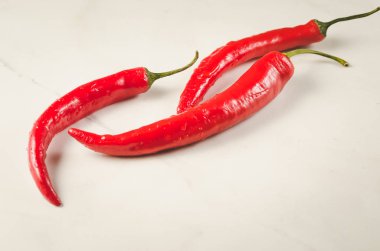 beyaz zemin üzerine kırmızı biber biber, kırmızı biber biber/kompozisyon kompozisyon