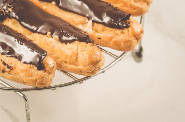 beyaz mermer zemin üzerinde beyaz mermer arka plan/taze eklerleri üzerinde taze eklerleri. Seçici odak