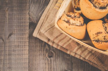 taze rulo poppy ile bir ahşap kutu/taze hamur işleri kavram: taze rulo poppy ile bir kutu bir koyu ahşap arka plan, üstten görünüm ve kopya alanı