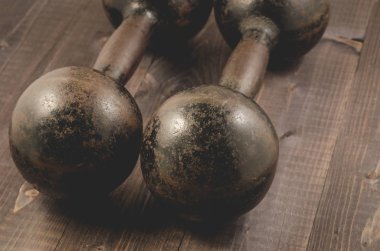 İki vintage halter / iki siyah ahşap zemin, seçici odak üzerinde vintage halter