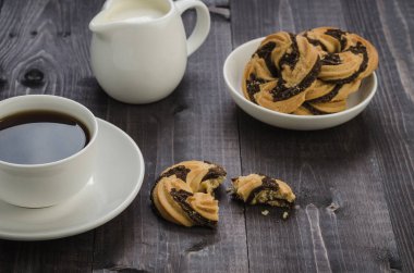 kurabiye, kahve kahvaltı ve Çerezler, fincan kahve ve krem koyu bir tablo ile krem/kahvaltı