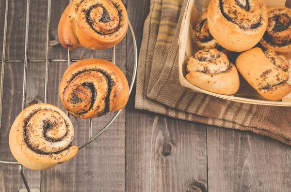 Rotoli Freschi Con Papavero Reticolo Metallico Una Scatola Legno Rotoli — Foto Stock