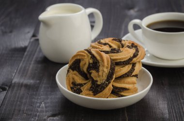 bir tabak ve beyaz fincan kahve/kurabiye bir plaka ve beyaz fincan kahve ve krema kurabiye