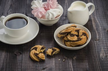 bir tabak ve kahve ile beyaz bir fincan kahve/beze kurabiyeyle beze çerezleri bir tabak ve beyaz bir fincan. Üstten görünüm