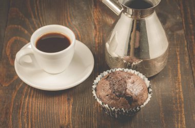 Çikolatalı kek, kahve Kupası ve Türkler/çikolata kek, kahve fincanı ve Türkler ahşap arka plan üzerinde