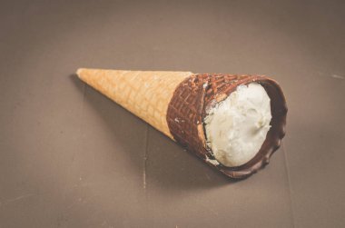 dondurma koni çikolata karanlık bir arka planda seçici odak ile çikolata üzerinde koyu arka plan/Ice cream koni ile