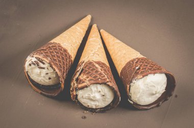 Üç dondurma koni ile çikolata/üç dondurma külahı çikolata, en iyi manzaralı