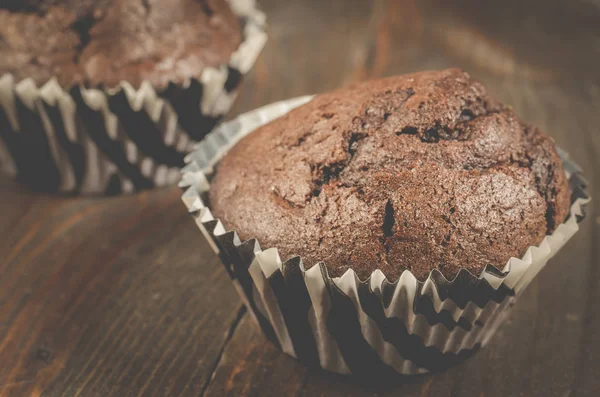 Deux Muffins Chocolat Deux Muffins Chocolat Sur Une Table Bois — Photo
