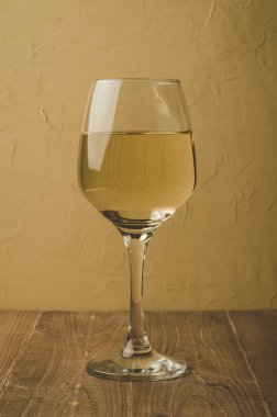 bardak beyaz şarap camına bir ahşap masa/ahşap bir masa, seçici odak beyaz şarap