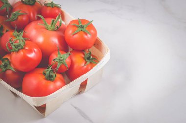 mermer bir arka plan kopya alanı gerdanlı kapsayıcı gerdanlı bir konteyner/domates domates