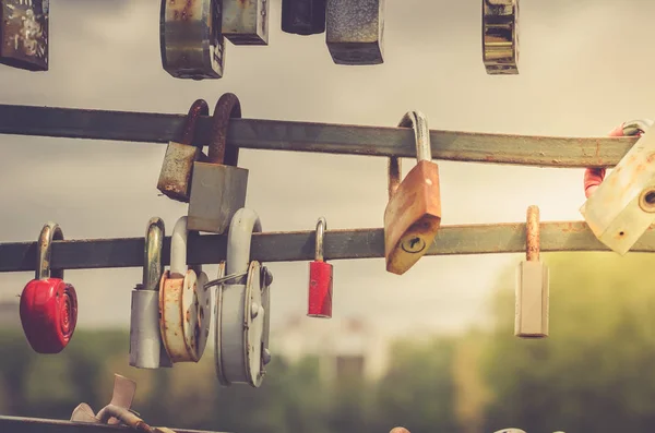 Metallschlösser Einem Geländer Verriegelt Nahaufnahme Von Liebesschlössern — Stockfoto