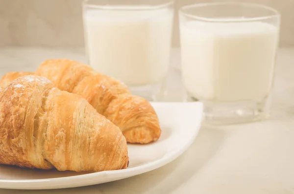 Сніданок Круасанами Молоком Круасанами Тарілці Склянками Молока Білому Столі Вибірковий — стокове фото