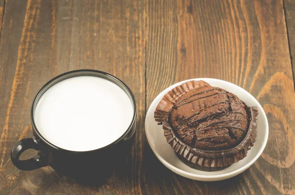 Chocolate Muffin Milk Chocolate Muffin White Plate Black Mug Mil — Stock Photo, Image