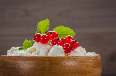 kırmızı kuş üzümü ve nane bir ahşap plaka/süzme peynir ile kırmızı kuş üzümü ve nane bir ahşap plaka süzme peynir. Yakın çekim