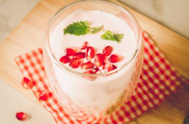 Yoğurt. Garnet ve üzerinde kırmızı wh ile cama nane ile yoğurt
