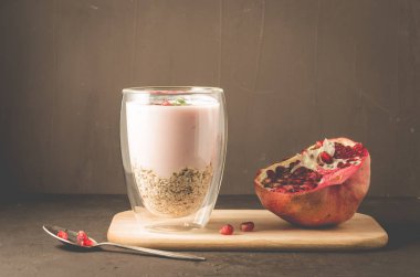 Yoğurt. Tahıllar, granat ile nane cam ve pomegr yoğurt