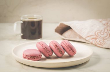 tatlı macaroons veya beyaz kase ve bir bardak kahve macaron