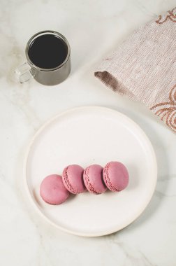 tatlı macaroons veya beyaz kase ve bir bardak kahve macaron