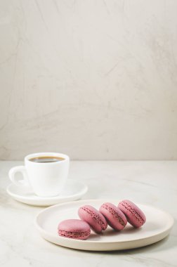 tatlı macaroons veya macaron beyaz kase ve kahve fincanı bir w üzerinde