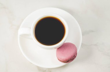 tatlı macaroons veya beyaz bir arka plan üzerinde macaron ve kahve Kupası,