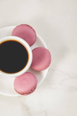 tatlı macaroons veya beyaz bir arka plan üzerinde macaron ve kahve Kupası,