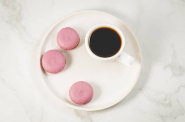 tatlı macaroons veya macaron beyaz kase ve kahve fincanı bir w üzerinde
