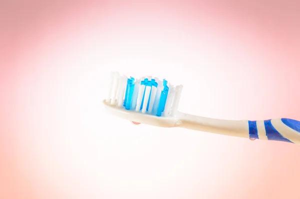 Cepillo de dientes húmedo sobre fondo rosa, de cerca — Foto de Stock