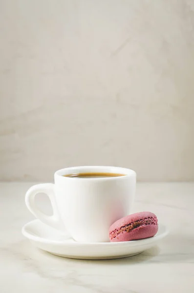 Macaroons doces ou macaron e xícara de café em um fundo branco , — Fotografia de Stock