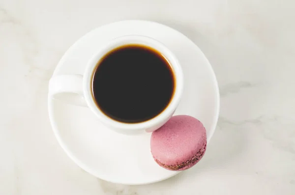 Makaroni manis atau makaron dan cangkir kopi dengan latar belakang putih , — Stok Foto