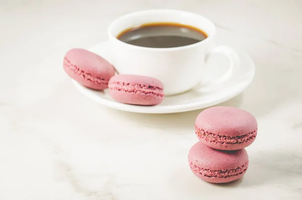 Sweet macaroons or macaron on a white bowl and coffee cup, frenc — Stock Photo, Image