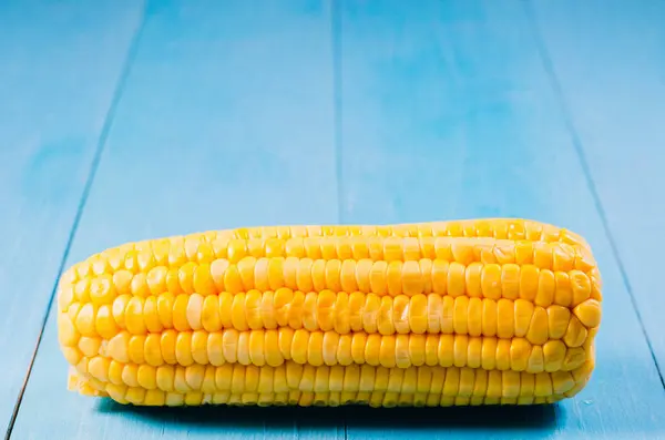 Boiled corn on a blue wooden table/Vegetarian concept. Boiled co — Stock Photo, Image