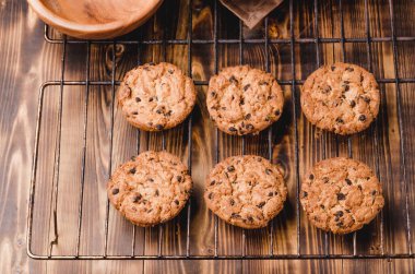 Çikolata parçalı kurabiyeli soğutma askısı, ahşap arka planda çikolatalı kurabiyeli soğutma askısı, üst manzara.
