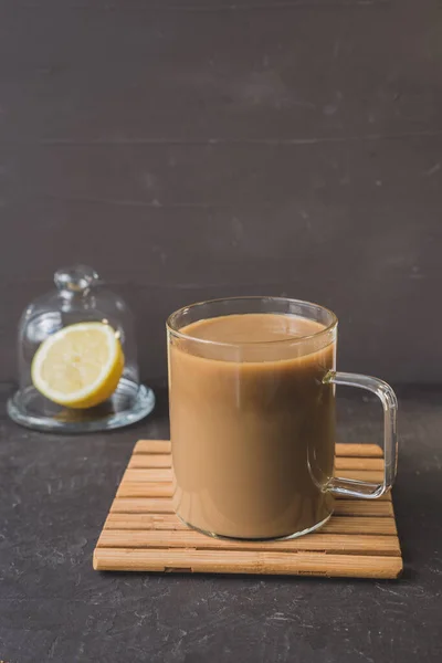 Gelas Dengan Kopi Atas Nampan Kayu Latar Belakang Gelap Kaca — Stok Foto