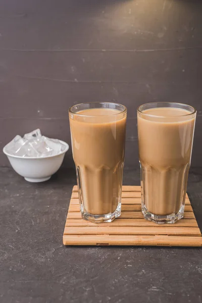 Kaffee Mit Milch Zwei Gläser Auf Hölzerner Oberfläche Zwei Gläser — Stockfoto