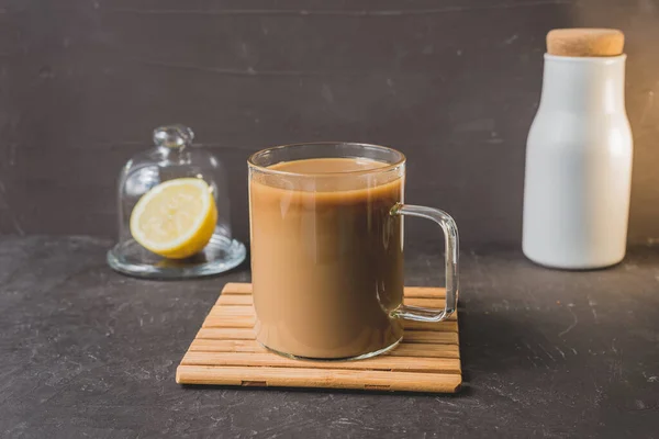 Vidro Com Café Bandeja Madeira Fundo Escuro Vidro Com Café — Fotografia de Stock