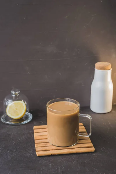 Glas Mit Kaffee Auf Holztablett Auf Dunklem Hintergrund Glas Mit — Stockfoto