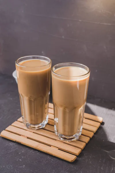 Kaffee Mit Milch Zwei Gläser Auf Hölzerner Oberfläche Zwei Gläser — Stockfoto