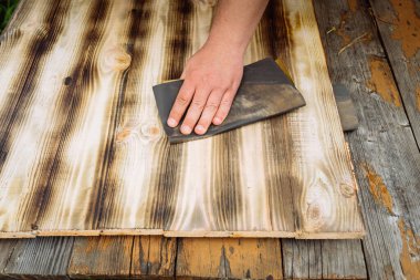 zımpara kağıdı işleme süreci / Erkek elleri zımpara kağıdı işleme tahtası