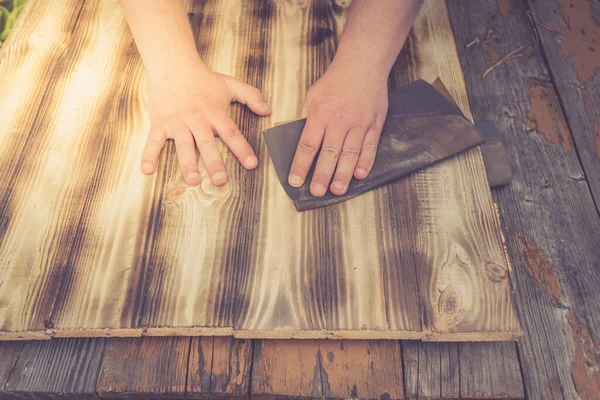 Schleifpapier Holzverarbeitung Männerhände Schleifpapier Holzverarbeitung — Stockfoto