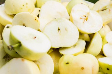 Beyaz bir kovada kesilmiş olgun elmalar, beyaz bir kovada kesilmiş olgun elmalar.