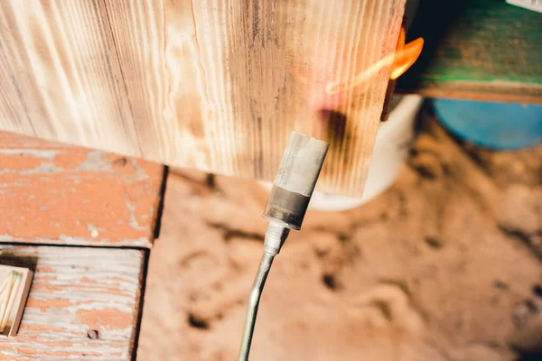 Holzbearbeitung Mit Einem Gasbrenner Verbrennung Einer Holzoberfläche Mit Einem Gasbrenner — Stockfoto