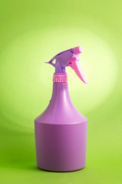 Yeşil arka planda sprey, yeşil arka planda mor sprey.
