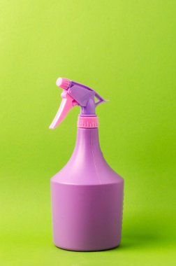 Yeşil arka planda sprey, yeşil arka planda mor sprey.
