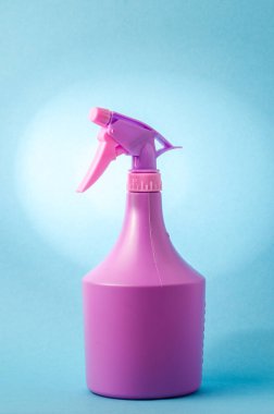 Mavi arka planda sprey, mavi arkaplanda ise mor sprey.
