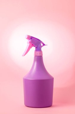 Pembe arka planda spreyi olan şişe Pembe arka planda izole edilmiş mor sprey şişesi