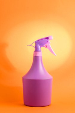 Turuncu arka planda sprey, turuncu arka planda mor sprey.