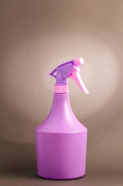 Kahverengi arka planda sprey, kahverengi arka planda mor sprey.