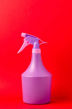 Kırmızı arka planda sprey, kırmızı arka planda mor sprey.